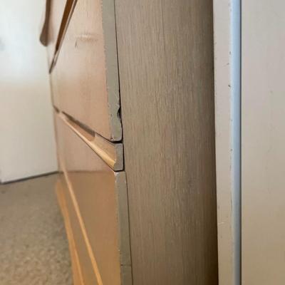 BLONDE 8 DRAWER DRESSER W/MIRROR