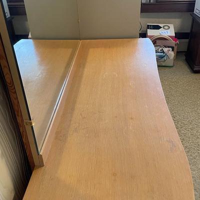 BLONDE 8 DRAWER DRESSER W/MIRROR