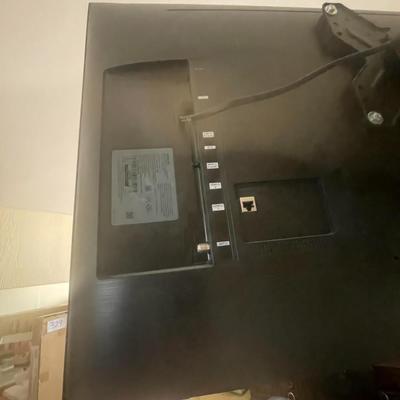 SAMSUNG 43" FLAT SCREEN TV WITH REMOTE & WALL MOUNT