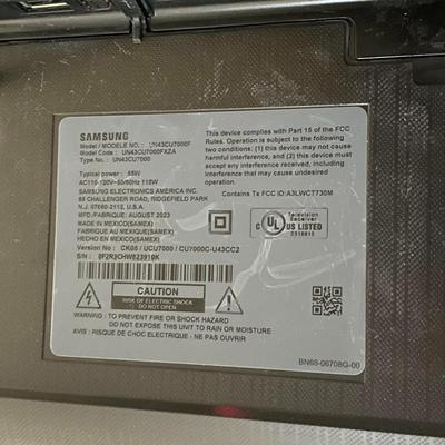 SAMSUNG 43" FLAT SCREEN TV WITH REMOTE & WALL MOUNT