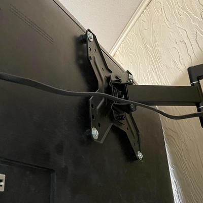 SAMSUNG 43" FLAT SCREEN TV WITH REMOTE & WALL MOUNT