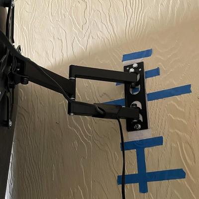 SAMSUNG 43" FLAT SCREEN TV WITH REMOTE & WALL MOUNT