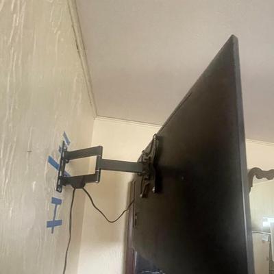 SAMSUNG 43" FLAT SCREEN TV WITH REMOTE & WALL MOUNT