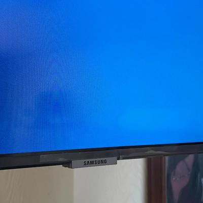 SAMSUNG 43" FLAT SCREEN TV WITH REMOTE & WALL MOUNT
