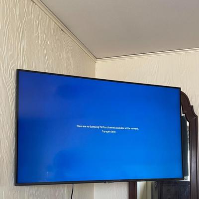 SAMSUNG 43" FLAT SCREEN TV WITH REMOTE & WALL MOUNT