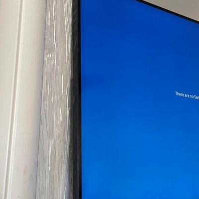 SAMSUNG 43" FLAT SCREEN TV WITH REMOTE & WALL MOUNT