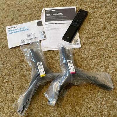 SAMSUNG 43" FLAT SCREEN TV WITH REMOTE & WALL MOUNT