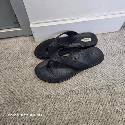 BLACK SANDALS