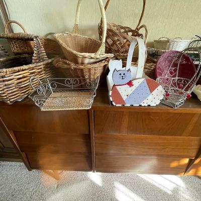 WICKER, WOOD AND METAL BASKETS