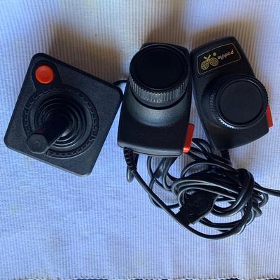 Lot 511: Vintage Atari 2600, Games, Controls (2) & Paddles