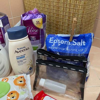 TOILETRIES AND MAKEUP BAGS