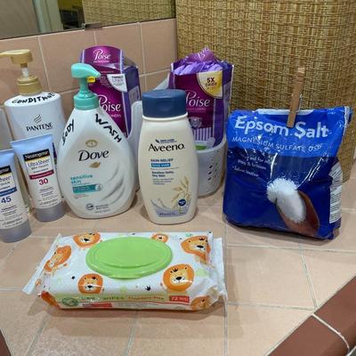 TOILETRIES AND MAKEUP BAGS