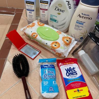 TOILETRIES AND MAKEUP BAGS