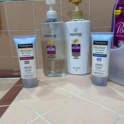 TOILETRIES AND MAKEUP BAGS