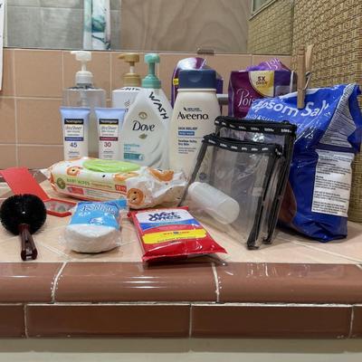 TOILETRIES AND MAKEUP BAGS