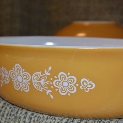 Lot of Vintage Pyrex 'Butterfly Gold' Mixing bowls & Covered Casserole Dish