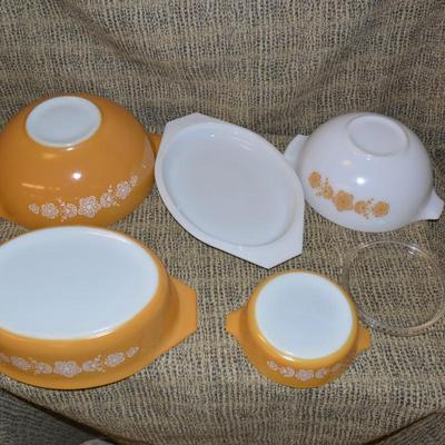 Lot of Vintage Pyrex 'Butterfly Gold' Mixing bowls & Covered Casserole Dish