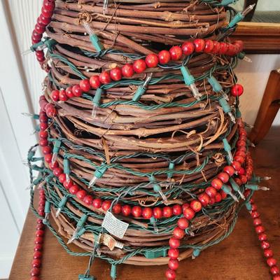 Vintage Grapevine Christmas Tree Light do not works. 36" tall 17" dia base