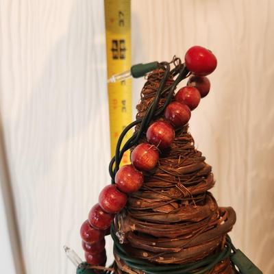 Vintage Grapevine Christmas Tree Light do not works. 36" tall 17" dia base