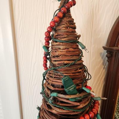 Vintage Grapevine Christmas Tree Light do not works. 36" tall 17" dia base