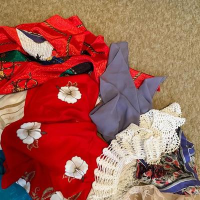 AN ASSORTMENT OF DRESS SCARVES