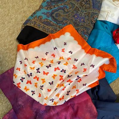 AN ASSORTMENT OF DRESS SCARVES