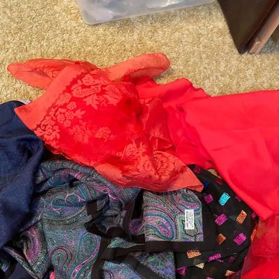 AN ASSORTMENT OF DRESS SCARVES
