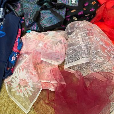 AN ASSORTMENT OF DRESS SCARVES