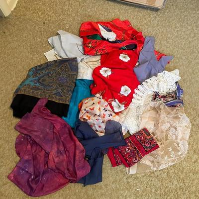 AN ASSORTMENT OF DRESS SCARVES