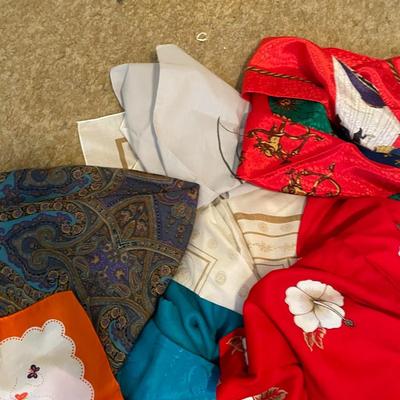 AN ASSORTMENT OF DRESS SCARVES