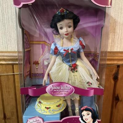 128 Snow White Keepsake Doll - Statue & Mug