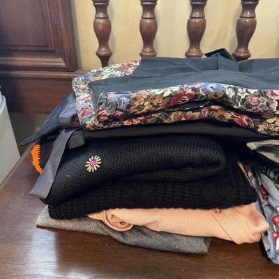 LADIES MISC CLOTHES SIZE MEDIUM