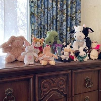 COLLECTION OF PLUSH ANIMALS