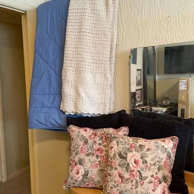 HANDMADE KNIT THROW AND TWIN COMFORTER, 4 THROW PILLOWA