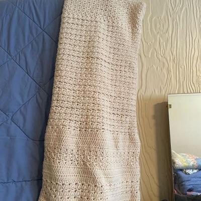 HANDMADE KNIT THROW AND TWIN COMFORTER, 4 THROW PILLOWA