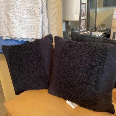 HANDMADE KNIT THROW AND TWIN COMFORTER, 4 THROW PILLOWA