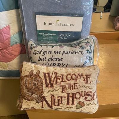 FULL SIZE QUILT, QUEEN BLANKET & 4 THROW PILLOWA