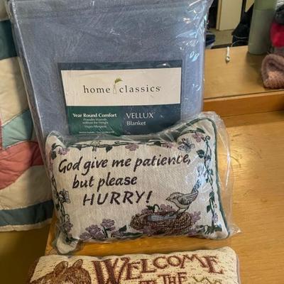 FULL SIZE QUILT, QUEEN BLANKET & 4 THROW PILLOWA