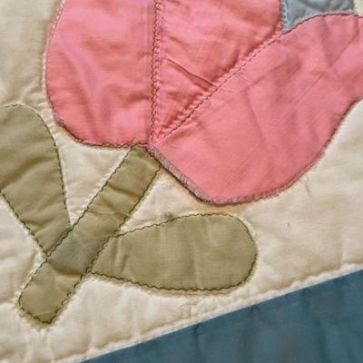 FULL SIZE QUILT, QUEEN BLANKET & 4 THROW PILLOWA