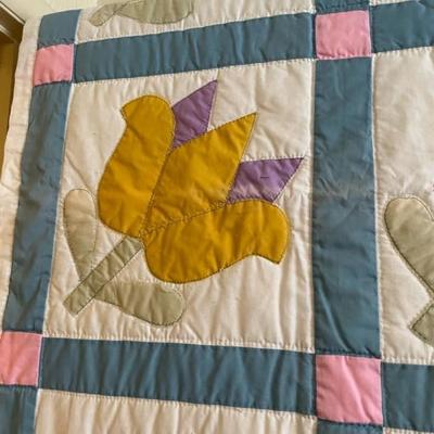 FULL SIZE QUILT, QUEEN BLANKET & 4 THROW PILLOWA