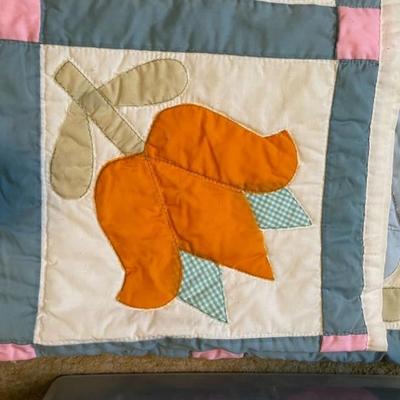 FULL SIZE QUILT, QUEEN BLANKET & 4 THROW PILLOWA