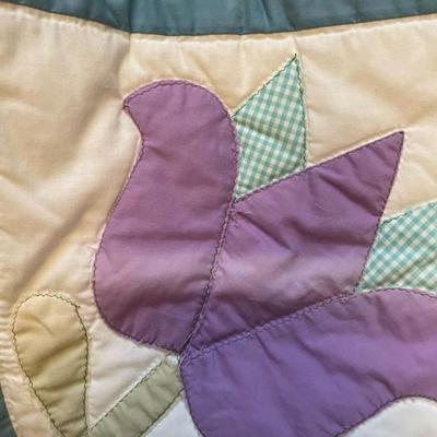 FULL SIZE QUILT, QUEEN BLANKET & 4 THROW PILLOWA