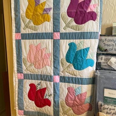 FULL SIZE QUILT, QUEEN BLANKET & 4 THROW PILLOWA