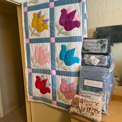 FULL SIZE QUILT, QUEEN BLANKET & 4 THROW PILLOWA