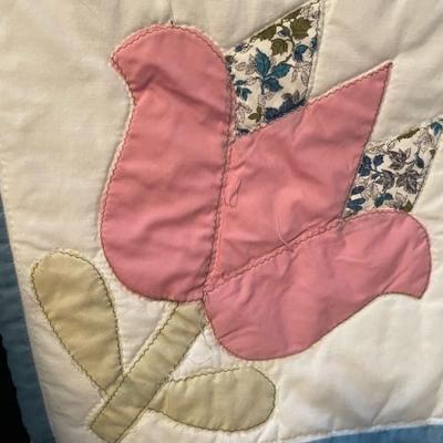 FULL SIZE QUILT, QUEEN BLANKET & 4 THROW PILLOWA