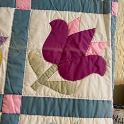 FULL SIZE QUILT, QUEEN BLANKET & 4 THROW PILLOWA