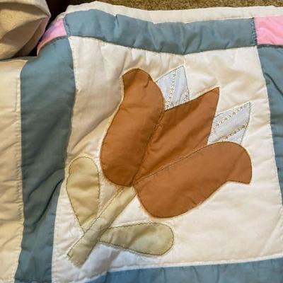 FULL SIZE QUILT, QUEEN BLANKET & 4 THROW PILLOWA