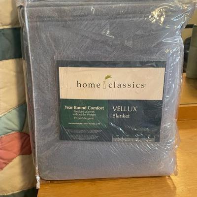 FULL SIZE QUILT, QUEEN BLANKET & 4 THROW PILLOWA