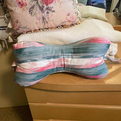 2 THROW & 3 HOSPITAL BLANKETS PLUS PILLOWS