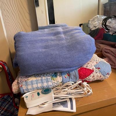 TWIN HEATED BLANKET, PICNIC BLANKET IN TOTE AND A ROUGH HANDMADE QUILT